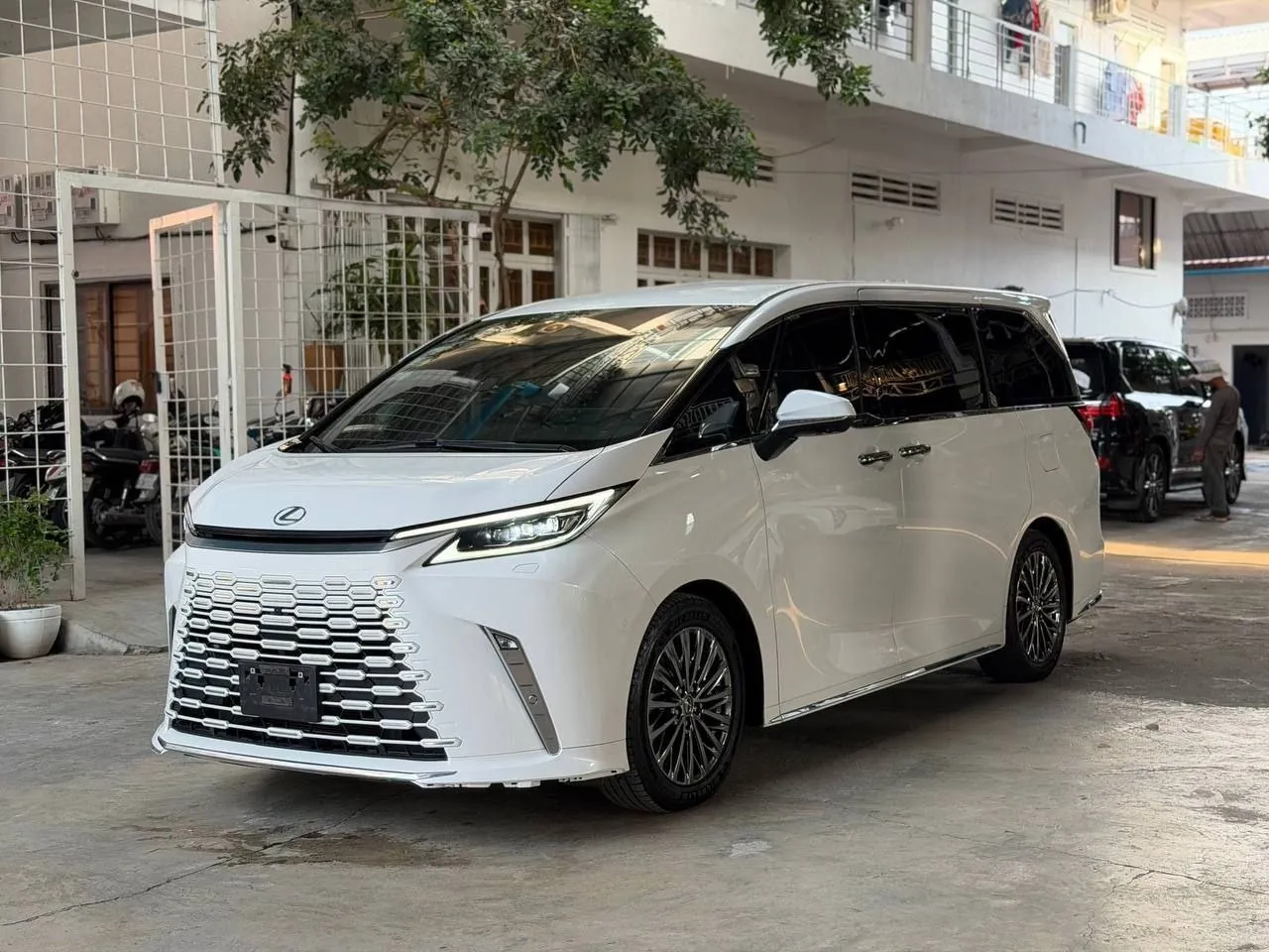 2024 Lexus LM350